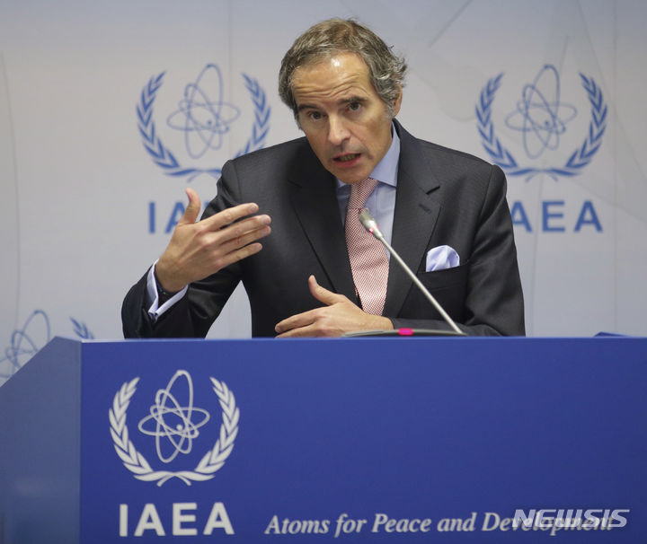 [빈(오스트리아)=AP/뉴시스]라파엘 그로시 국제원자력기구(IAEA) 사무총장이 지난 2월6일 오스트리아 빈에서 열린 IAEA 이사회에서 기자회견을 하고 있다. 그는 25일 개막한 IAEA 연례 총회에서 "앞으로도 일본 후쿠시마(福島) 제1 원전의 오염처리수 해양 방류에 대한 감시와 평가를 계속할 것이며, (해양 방류에 따른)영향이 나타나지 않도록 끝까지 관여할 것"이라고 말했다. 2023.09.25.