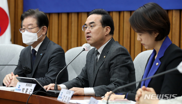 [서울=뉴시스] 고범준 기자 = 박홍근 더불어민주당 원내대표가 6일 오전 서울 여의도 국회에서 열린 확대간부회의에서 발언하고 있다. 2023.03.06. bjko@newsis.com