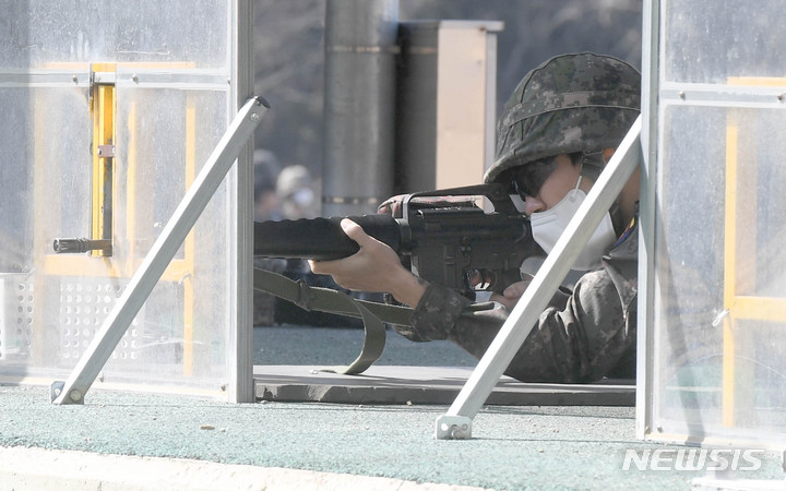 [광주=뉴시스] 변재훈 기자 = 코로나19로 중단됐던 예비군 훈련이 4년 만에 정상화된 6일 광주 북구 예비군훈련장에서 한 예비군이 실사격 훈련을 하고 있다. 2023.03.06. wisdom21@newsis.com