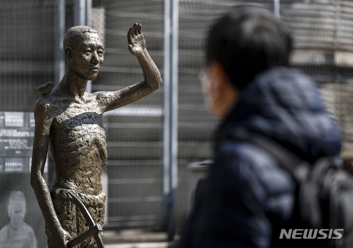 [서울=뉴시스] 정병혁 기자 = 지난 3월6일 오후 서울 용산구 용산역광장에 세워진 강제징용노동자상 앞에서 한 시민이 동상을 바라보고 있다. 정부는 이날 일제 강제징용 해법과 관련해 행정안전부 산하 '일제강제동원피해자지원재단'이 강제지용 피해자인 원고에 판결금 및 지연 이자를 지급할 것이라고 밝혔다. 재단의 재원은 민간의 자발적 기여 등을 통해 마련하기로 했다. 2023.03.06. jhope@newsis.com