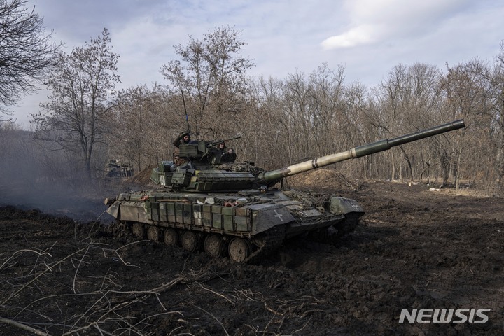 [바흐무트=AP/뉴시스] 6일(현지시간) 우크라이나 도네츠크주 바흐무트에서 우크라이나군 전차가 전선으로 향하고 있다. 2023.03.07.