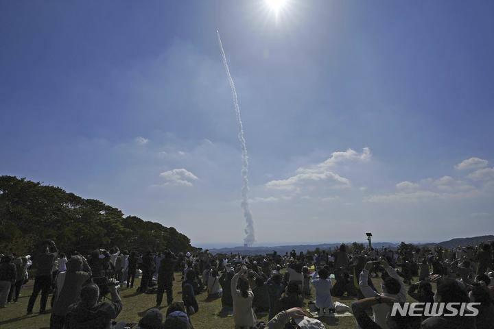 [가고시마=AP/뉴시스] 7일 오전 일본 가고시마현 다네가시마 우주센터에서 일본의 새로운 주력 로켓 H3 1호가 발사되고 있다. 일본 우주항공연구개발기구(JAXA)는 H3의 2단 로켓이 점화되지 않아 발사에 실패, 기체 파괴 명령을 보냈다고 밝혔다. 2023.03.07.