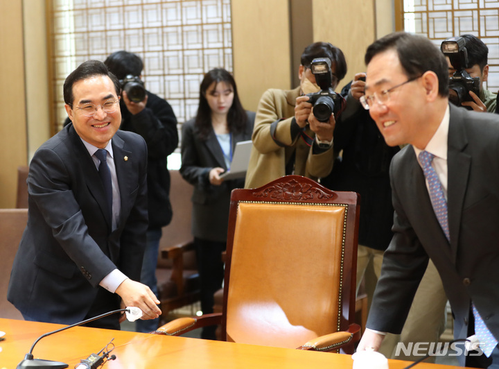 [서울=뉴시스] 전진환 기자 = 주호영(오른쪽) 국민의힘 원내대표와 박홍근 더불어민주당 원내대표가 7일 오전 서울 여의도 국회 접견실에서 열린 튀르키예·시리아 지진 피해 의연금 전달식에 참석해 인사하고 있다. 2022.03.07. amin2@newsis.com