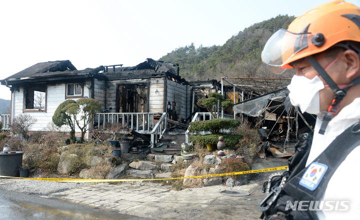 [김제=뉴시스] 김얼 기자 = 7일 전북 김제시 금산면의 단독주택 화재 현장을 찾은 합동 감식팀이 화재 원인을 조사하기 위해 감식하고 있다. 2023.03.07. pmkeul@nwsis.com