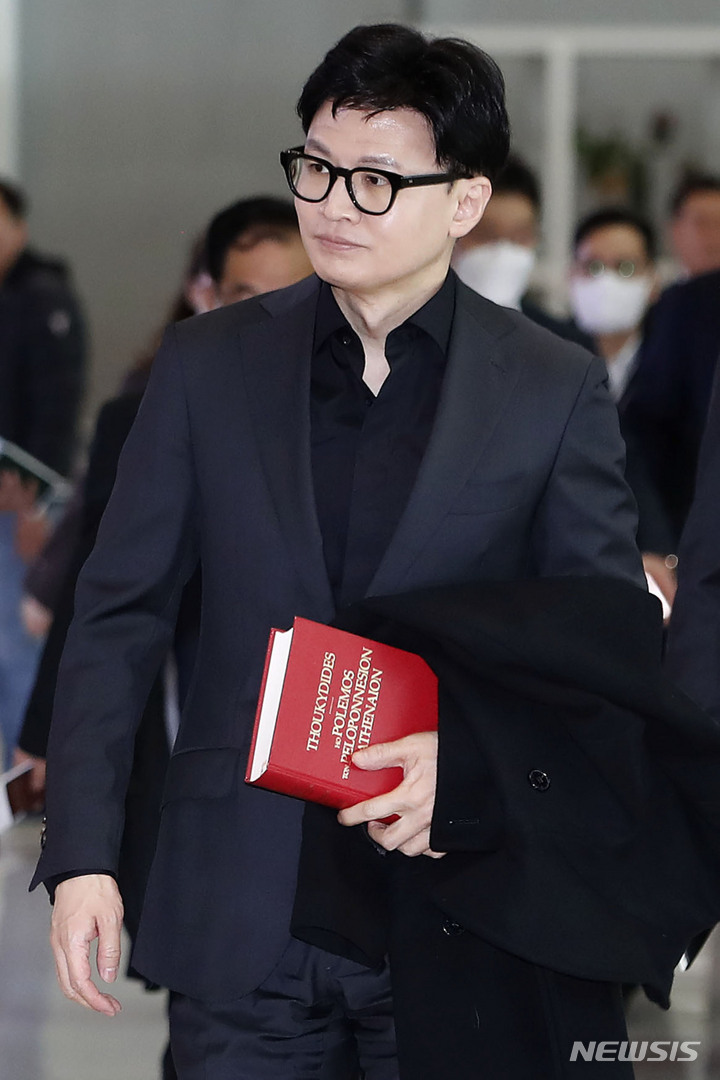 [인천공항=뉴시스] 최동준 기자 = 한동훈 법무부 장관이 7일 인천국제공항에서 펠로폰네소스 전쟁사 책을 들고 출입국·이민·이주 정책 관련 유럽 출장을 가고 있다. 2023.03.07. photocdj@newsis.com