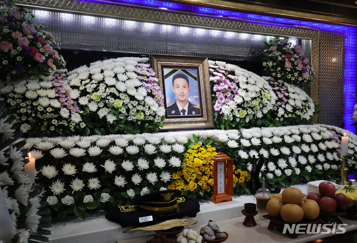 [전주=뉴시스] 전북 김제시 금산면 단독주택 화재현장에서 인명 구조작업을 하다 순직한 고(故) 성공일 소방사의 빈소가 지난 3월7일 전북 전주시 덕진구의 한 장례식장에 마련되어 있다. 2023.03.07. pmkeul@nwsis.com