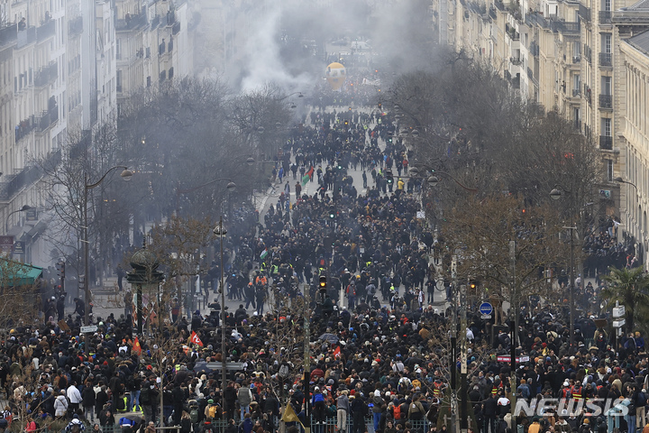 [파리=AP/뉴시스] 7일(현지시간) 프랑스 파리에서 정부의 연금 개혁에 반대하는 시위대가 행진하고 있다. 이날 프랑스 전역에서 연금 개혁 반대 제6차 시위가 열려 지난 1월 이후 최대 규모를 기록한 것으로 나타났다. 2023.03.08.