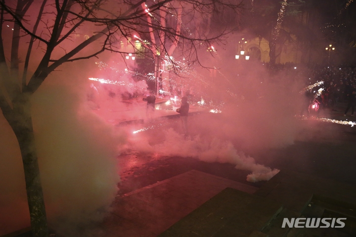 [트빌리시=AP/뉴시스] 8일(현지시간) 조지아 트빌리시 의회 건물 밖에서 시위대가 불꽃을 터뜨리고 있다. 2023.03.09.