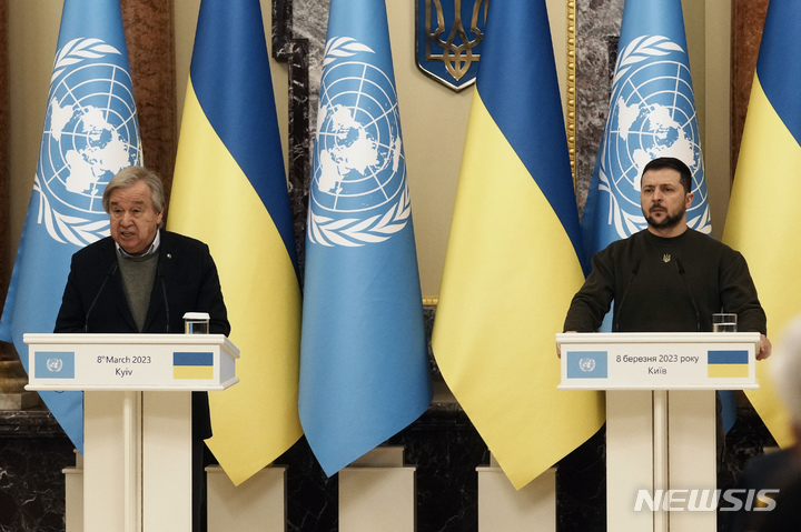 [키이우=AP/뉴시스] 볼로디미르 젤렌스키(오른쪽) 우크라이나 대통령이 8일(현지시간) 키이우를 방문한 안토니우 구테흐스 유엔 사무총장과 회담 후 공동 기자회견을 하고 있다. 두 사람은 지난해 7월 우크라이나와 러시아가 체결한 '흑해 곡물 협정'의 연장을 요청했다. 2023.03.09.