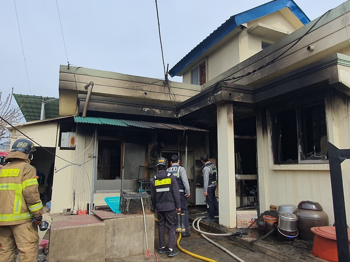 [울산=뉴시스] 박수지 기자 =8일 오전 울산시 울주군 두서면 한 단독주택에서 화재가 발생해 소방당국이 진화작업 중이다. 2023.03.08. (사진=울산소방본부 제공) photo@newsis.com *재판매 및 DB 금지