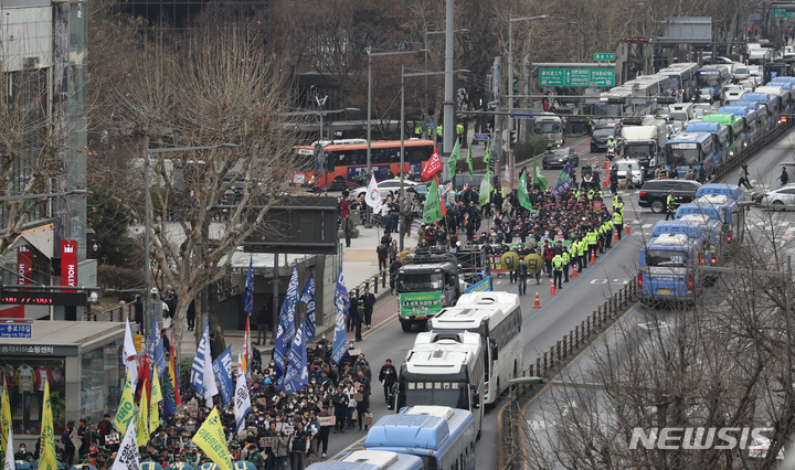 [서울=뉴시스] 김금보 기자 = 전국민주노동조합총연맹 조합원들이 8일 오후 서울 종로구 보신각 앞에서 '세계여성의 날 정신계승 전국노동자대회' 사전대회를 열고 본대회가 열리는 마로니에공원까지 행진을 하고있다. 2023.03.08. kgb@newsis.com