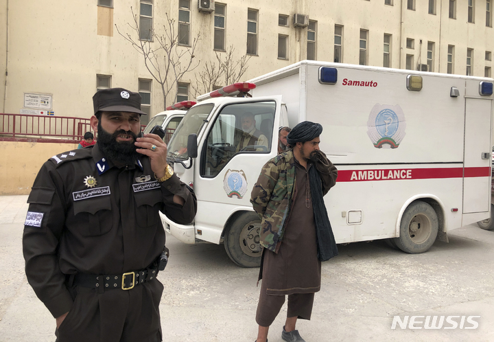 [마자르에샤리프(아프가니스탄)=AP/뉴시스] 아프가니스탄 북동부 지역의 한 모스크에서 8일(현지시간) 폭탄 테러가 발생해 최소 13명이 사망했고 30명이 다쳤다. 사진은 지난 3월 9일 북부 발흐주 주도 마자르에샤리프에의 한 병원 밖에서 탈레반 군인들이 경계를 서는 모습. 2023.06.09