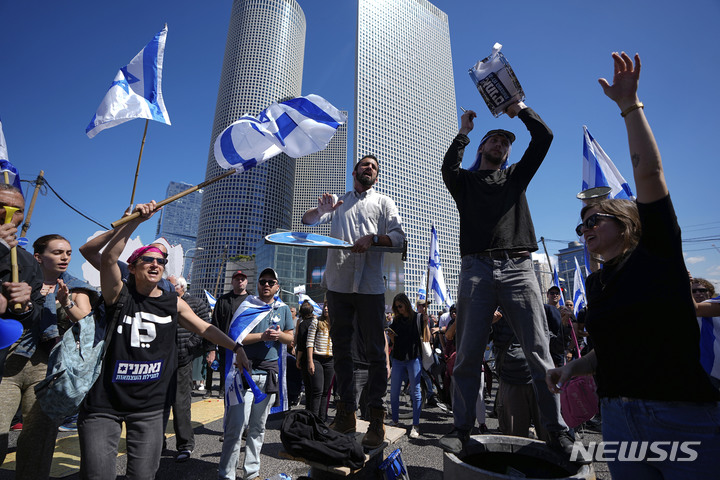 [텔아비브(이스라엘)=AP/뉴시스]베냐민 네타냐후 이스라엘 총리의 사법 개혁 추진에 반대하는 시위대가 9일 텔아비브에서 이스라엘 국기를 흔들며 시위를 벌이고 있다. 2023.3.9