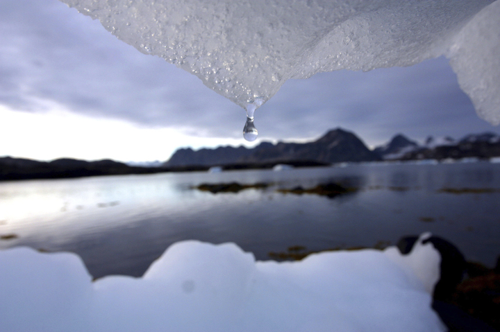 [쿨루수크=AP/뉴시스] 지구온난화로 북극의 영구 동토층이 녹으며 수만년 동안 잠자고 있던 고대 바이러스가 다시 활성화되고 있다는 과학자들의 경고가 잇따르고 있다. 사진은 2005년 8월16일 북극권 근처 그린란드 쿨루수크에서 빙산이 녹고 있는 모습. 2023.03.09 *재판매 및 DB 금지