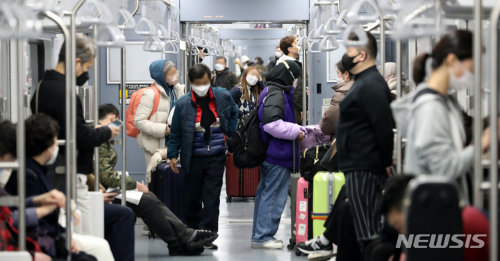 [서울=뉴시스] 김금보 기자 = 마스크를 착용한 시민들이 지난 9일 오후 서울 지하철을 이용하고 있다. 정부가 대중교통 마스크 해제안을 검토하고 이르면 다음 주 중 결과 발표를 예정하면서 대중교통 마스크 착용 의무 해제가 이달 중으로 앞당겨질 것으로 보인다. 2023.03.13. kgb@newsis.com