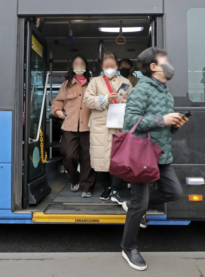 [서울=뉴시스] 김금보 기자 = 마스크를 착용한 시민들이 지난 9일 오후 서울 시내버스를 이용하고 있다. 정부가 대중교통 마스크 해제안을 검토하고 이르면 다음 주 중 결과 발표를 예정하면서 대중교통 마스크 착용 의무 해제가 이달 중으로 앞당겨질 것으로 보인다. 2023.03.13. kgb@newsis.com