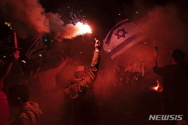 [텔아비브=AP/뉴시스] 9일(현지시간) 이스라엘 텔아비브에서 베냐민 네타냐후 총리 정부의 사법제도 개혁 추진에 반대하는 시위가 열리고 있다. 두 달 넘게 사법 개혁 반대 시위를 벌여온 시위대는 9일을 '독재에 대한 저항의 날'로 선포하고 새로운 시위를 시작했다. 2023.03.10.