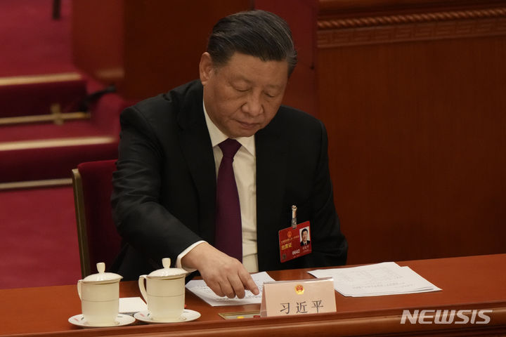 [베이징=AP/뉴시스]사진은 시진핑 중국 국가주석이 지난 3월10일 베이징 인민대회당에서 열린 전국인민대표대회(전인대) 회의에서 투표 버튼을 누르는 모습. 2023.09.05.