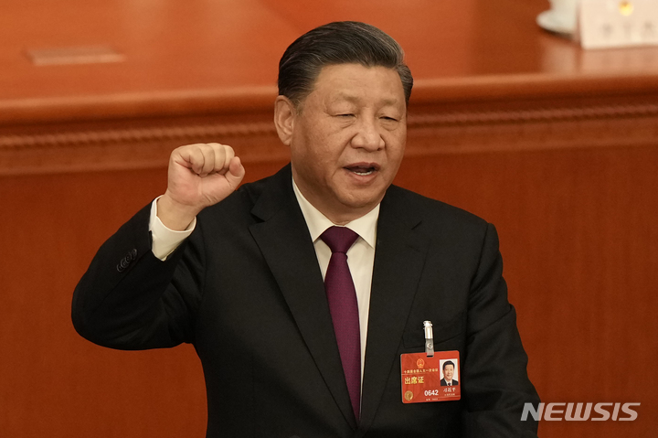 [베이징=AP/뉴시스] 시진핑 중국 국가주석이 10일 베이징 인민대회당에서 열린 전국인민대표대회 14기 1차 회의 제3차 전체회의에서 투표를 통해 만장일치로 주석으로 선출된 후 선서하고 있다. 2023.03.10.