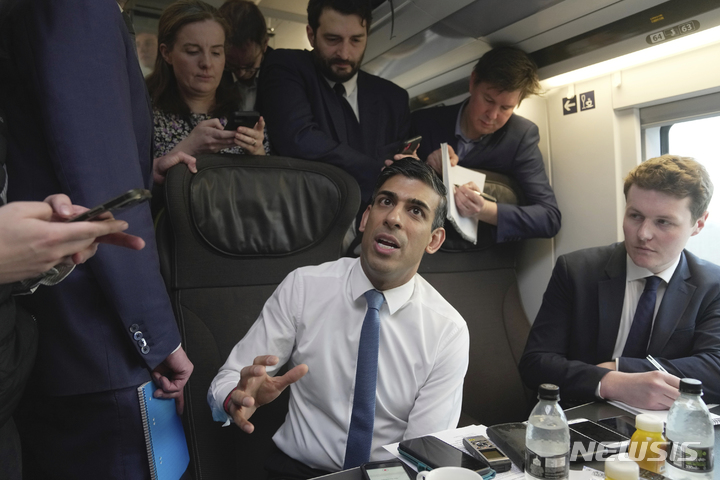 [런던=AP/뉴시스] 리시 수낵 영국 총리가 10일(현지시간) 프랑스로 향하는 열차 안에서 기자들과 대화하고 있다. 2023.03.10.