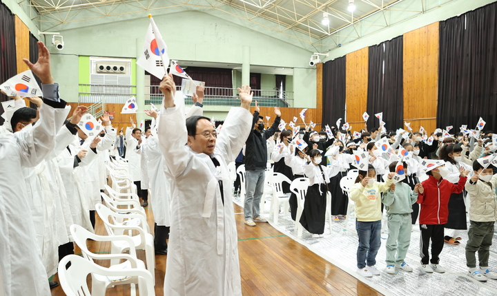 10일 임실군 오수초등하교 강당에서 열 '오수 3.10 만세운동' 재현행사, 심민 군수를 비롯한 참석자들이 '대한독립 만세'를 외치고 있다. *재판매 및 DB 금지