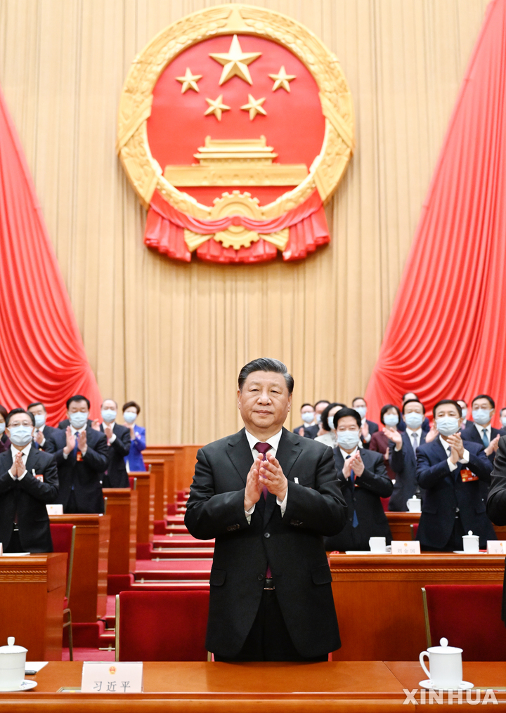 [베이징=신화/뉴시스] 시진핑 중국 국가주석이 10일 베이징 인민대회당에서 열린 전국인민대표대회(전인대) 14기 1차 회의 제3차 전체회의에서 만장일치로 중화인민공화국 주석이자 중화인민공화국 중앙군사위원회 주석으로 선출되고 있다. 2023.03.10.