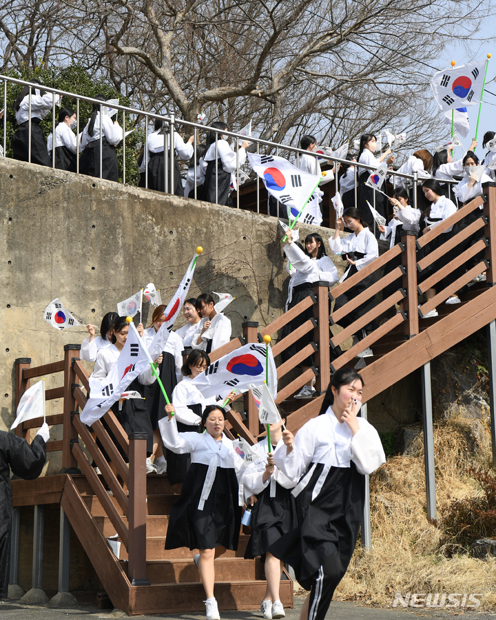 [광주=뉴시스] 변재훈 기자 = 10일 오후 광주 남구 수피아여자고등학교 교정에서 2학년 학생들이 104년 전 펼쳐졌던 광주 3·10만세운동을 재현하고 있다. 2023.03.10. wisdom21@newsis.com