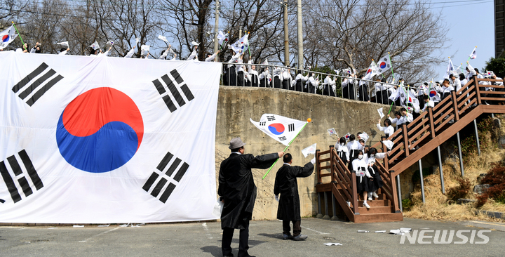 [광주=뉴시스] 변재훈 기자 = 10일 오후 광주 남구 수피아여자고등학교 교정에서 2학년 학생들이 104년 전 펼쳐졌던 광주 3·10만세운동을 재현하고 있다. 2023.03.10. wisdom21@newsis.com