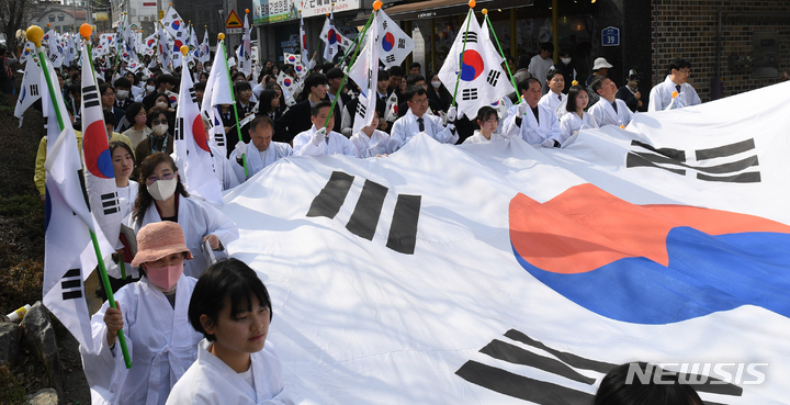 [광주=뉴시스] 변재훈 기자 = 10일 오후 광주 남구 수피아여자고등학교 교문을 나선 학생·시민들이 104년 전 펼쳐졌던 광주 3·10만세운동을 재현하고 있다. 2023.03.10. wisdom21@newsis.com