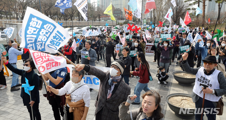 [서울=뉴시스] 김금보 기자 = 진보 단체 회원들이 11일 서울 용산구 전쟁기념관 앞에서 정전70년 한반도 평화행동 주최로 열린 '한미연합군사연습 중단 3.11평화행진' 집회에서 구호를 외치고 있다. 2023.03.11. kgb@newsis.com