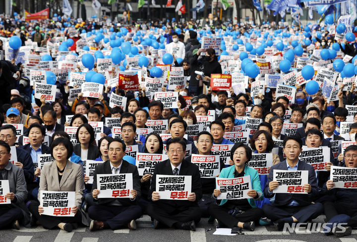 [서울=뉴시스] 고승민 기자 = 더불어민주당 이재명 대표와 박홍근 원내대표가 11일 서울광장 인근에서 한일역사정의평화행동, 더불어민주당 등 주최로 열린 '강제동원 굴욕해법 강행 규탄! 일본의 사죄 촉구! 2차 범국민대회'에서 참석자들과 구호를 외치고 있다. 2023.03.11. kkssmm99@newsis.com