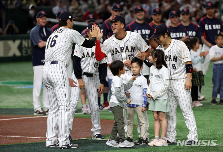 [도쿄=뉴시스] 김선웅 기자 = 11일 일본 도쿄돔에서 열린 월드 베이스볼 클래식(WBC) 2023 B조 체코와 일본의 경기, 일본 오타니 쇼헤이와 라스 눗바가 선수 소개 시간에 그라운드로 입장하며 하이파이브를 하고 있다. 2023.03.11. mangusta@newsis.com