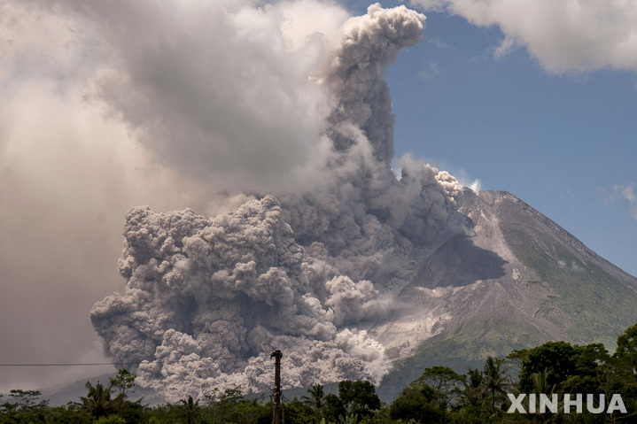 [족자카르타=신화/뉴시스] 인도네시아 자바섬 중부에 있는 므라피 화산이 지난 3월 화산재와 용암을 분출하고 있다. 2023.06.08.