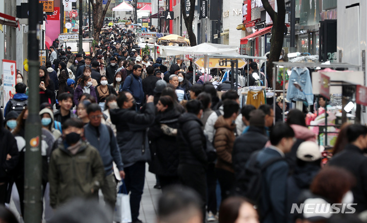 [서울=뉴시스] 백동현 기자 = 지난 11일부터 중국, 홍콩, 마카오발 입국자의 입국 전 코로나19 검사 의무화 조치가 해제된 가운데 지난 12일 오후 서울 중구 명동거리가 외국인 관광객으로 북적이고 있다. 2023.03.13. livertrent@newsis.com