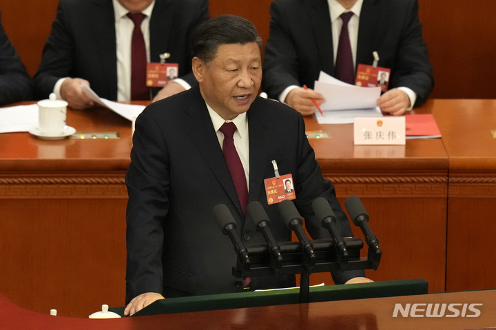 [베이징=AP/뉴시스] 시진핑 중국 국가주석이 13일 베이징 인민대회당에서 열린 중국 전국인민대표대회(전인대) 폐막식 연설을 하고 있다. 2023.03.13.