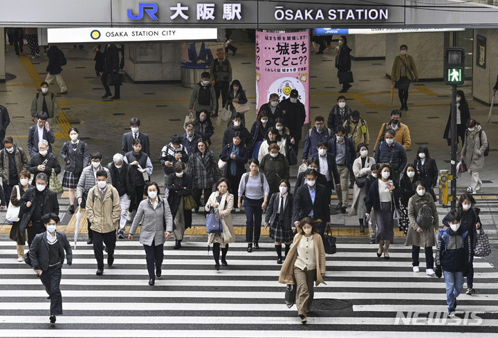 [오사카=AP·교도/뉴시스]지난 13일 일본 간사이 지역 오사카역 앞의 횡단보도를 시민들이 건너고 있다. 2023.03.24.
