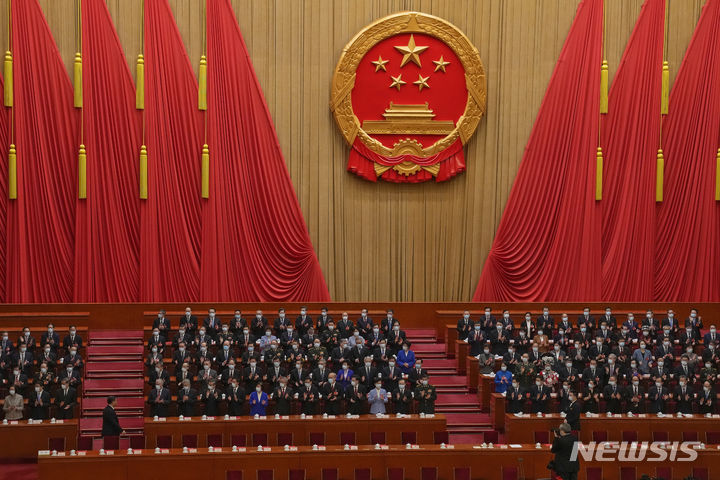 [베이징=AP/뉴시스]시진핑 중국 국가주석(왼쪽)이 지난 3월13일 베이징 인민대회당에서 열린 중국 전국인민대표대회(NPC) 폐막식에 도착하자 대표단이 박수를 보내는 모습. 2023.09.05.