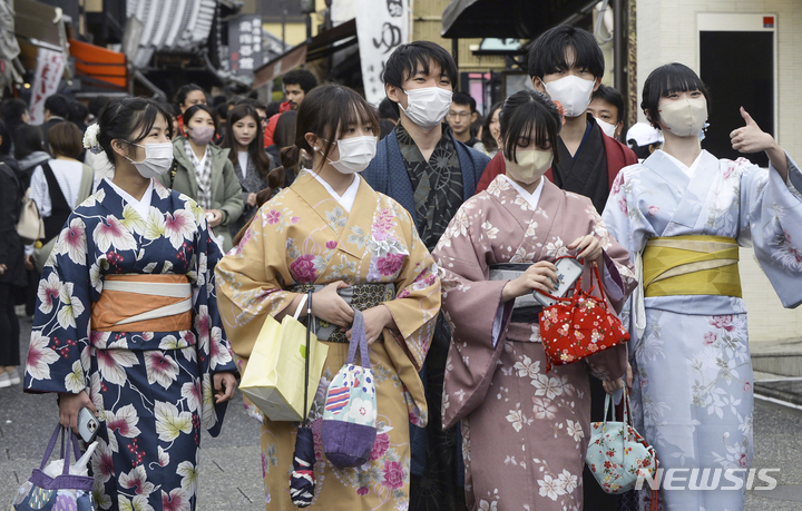 [교토=AP/뉴시스]지난 13일 일본 교토의 관광지를 기모노를 입은 관광객들이 구경하고 있다. 2023.03.27.