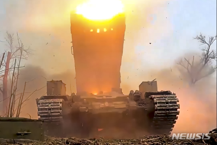 [모스크바=AP/뉴시스] 러시아 국방부가 공개한 사진. 지난 13일(현지시간) 러시아군이 우크라이나군을 향해 다연장 로켓포(블레이징 선)를 발사하고 있다. 2023.03.21.