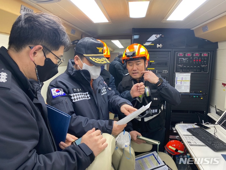 [세종=뉴시스] 남화영 소방청장 직무대리는 13일 대전 대덕구 한국타이어 공장 화재현장을 찾아 화재진압 및 피해상황을 점검하고 있다. (사진= 소방청 제공)