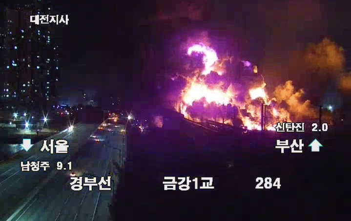12일 오후 10시 9분께 대전 대덕구 목상동에 있는 한국타이어 공장에서 화재가 발생했다. *재판매 및 DB 금지