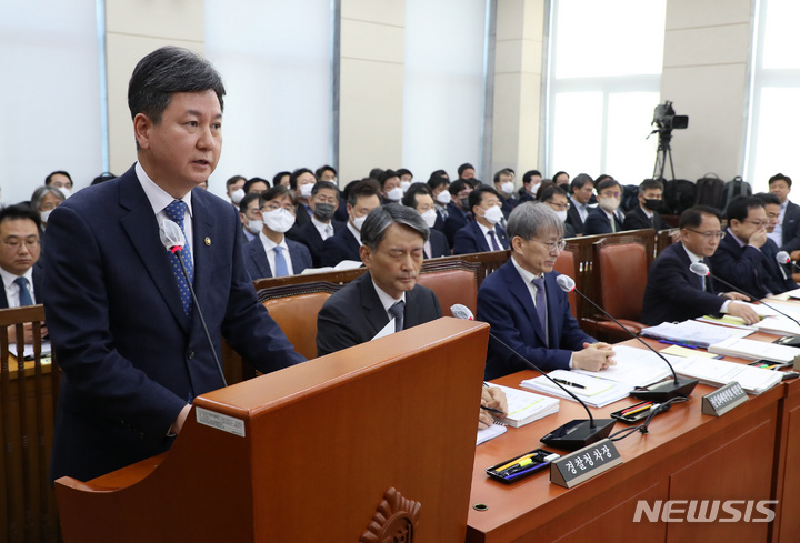 [서울=뉴시스] 이영환 기자 = 한창섭 행정안전부 장관 직무대행이 13일 오전 서울 여의도 국회에서 열린 행정안전위원회 전체회의에서 업무보고를 하고 있다. 2023.03.13. 20hwan@newsis.com