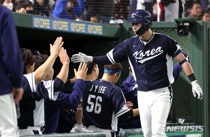 [도쿄=뉴시스] 김선웅 기자 = 13일 일본 도쿄돔에서 열린 월드 베이스볼 클래식(WBC) 2023 B조 대한민국과 중국의 경기, 4회초 2사 주자 만루 상황 6번타자 박건우가 좌월 만루 홈런을 날린 후 홈으로 들어와 동료들과 인사하고 있다. 2023.03.13. mangusta@newsis.com