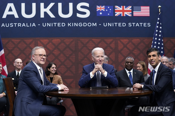 [샌디에이고=AP/뉴시스] 조 바이든 미국 대통령과 리시 수낵 영국 총리(오른쪽), 앤서니 앨버니지 호주 총리가 지난 13일 캘리포니아주 샌디에이고의 포인트 로마 해군기지에서 오커스(AUKUS: 호주·영국·미국의 안보협의체) 정상회담을 하고 있다. 
