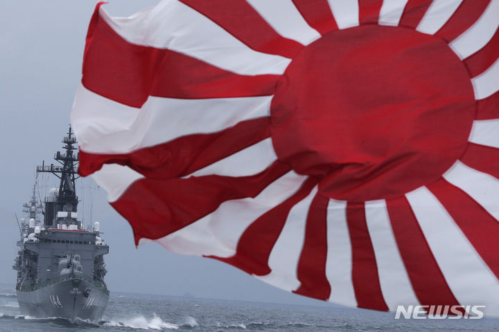[사가미만=AP/뉴시스]일본 자위대가 출범한 지 1일 70주년을 맞았다. 사진은 일본 해상자위대의 호위함 쿠라마호가 2012년 10월 일본 가나가와현 앞바다 사가미만에서 항해하는 모습. 2024.07.01.