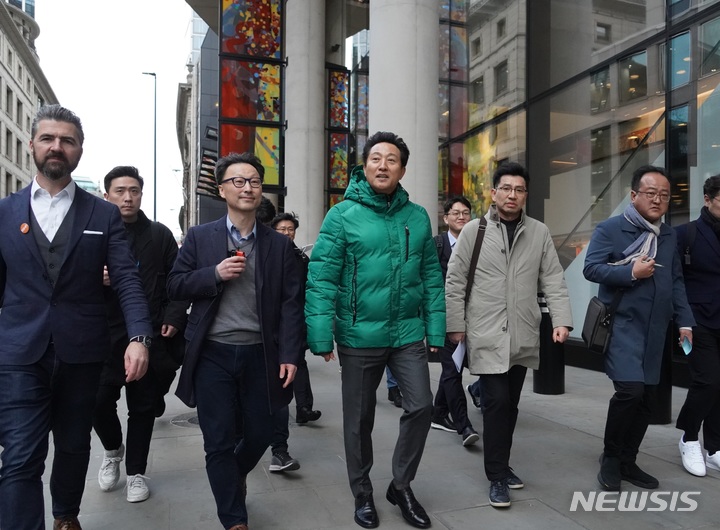 [런던=뉴시스]오세훈 시장이 13일(현지시간) 런던의 대표적인 건축물로 독특한 외관과 평면계획, 필로티 공간인 특징인 리덴홀 빌딩’(Leadenhall Building)을 찾아, 로저스 스터크 하버+파트너스(이하 RSHP) 관계자와 함께 건물 주변을 둘러보고 있다. (좌측부터 존 맥엘건(John McElgunn) RSHP 파트너, 이재혁 건축가, 오세훈 시장, 조남준 도시계획국장) (사진=서울시 제공). 2023.03.14. photo@newsis.com