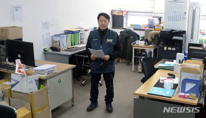 [전주=뉴시스] 김얼 기자 = 전북경찰청 반부패경제범죄수사대 관계자들이 민주노총 전북지역본부 건설 현장 불법행위에 대한 압수수색을 마친 14일 전북 전주시 민주노총 전북지역본부에서 관계자가 기자들의 질의에 답변하고 있다. 2023.03.14. pmkeul@nwsis.com