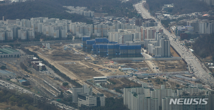 18일 주택도시보증공사(HUG)에 따르면 올해 6월 수도권 아파트 분양가 중 대지비 비율은 43%로 올해 들어 최고치를 보였다. 사진은 서울시내 아파트 공사현장. 뉴시스 자료사진.
