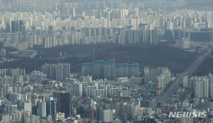 [서울=뉴시스] 조수정 기자 = 지난해 서울 아파트 평균 분양가가 3.3㎡당 3천474만 원으로 전년(2천798만 원) 대비 24.2%(676만 원) 올랐다. 서울 아파트 3.3㎡당 평균 분양가가 3천만 원을 넘은 것은 처음이다. 상승률은 2018년(29.8%), 2012년(25.4%)에 이어 역대 3번째로 높았다. 사진은 14일 서울 송파구 롯데월드타워 서울스카이전망대에서 바라본 서울시내 아파트 공사현장. 2023.03.14.chocrystal@newsis.com