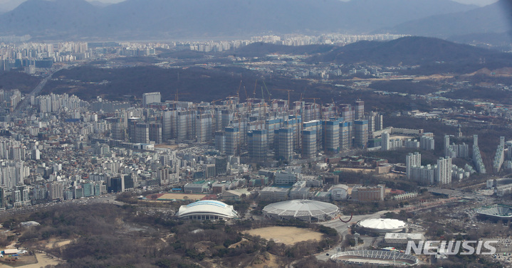 [서울=뉴시스] 조수정 기자 = 지난해 서울 아파트 평균 분양가가 3.3㎡당 3천474만 원으로 전년(2천798만 원) 대비 24.2%(676만 원) 올랐다. 서울 아파트 3.3㎡당 평균 분양가가 3천만 원을 넘은 것은 처음이다. 상승률은 2018년(29.8%), 2012년(25.4%)에 이어 역대 3번째로 높았다. 사진은 14일 서울 송파구 롯데월드타워 서울스카이전망대에서 바라본 강동구 올림픽파크포레온 공사현장. 2023.03.14.chocrystal@newsis.com
